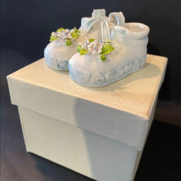 Debora Carlucci Baby Shoes Porcelain Statue - Picture 1 of 1